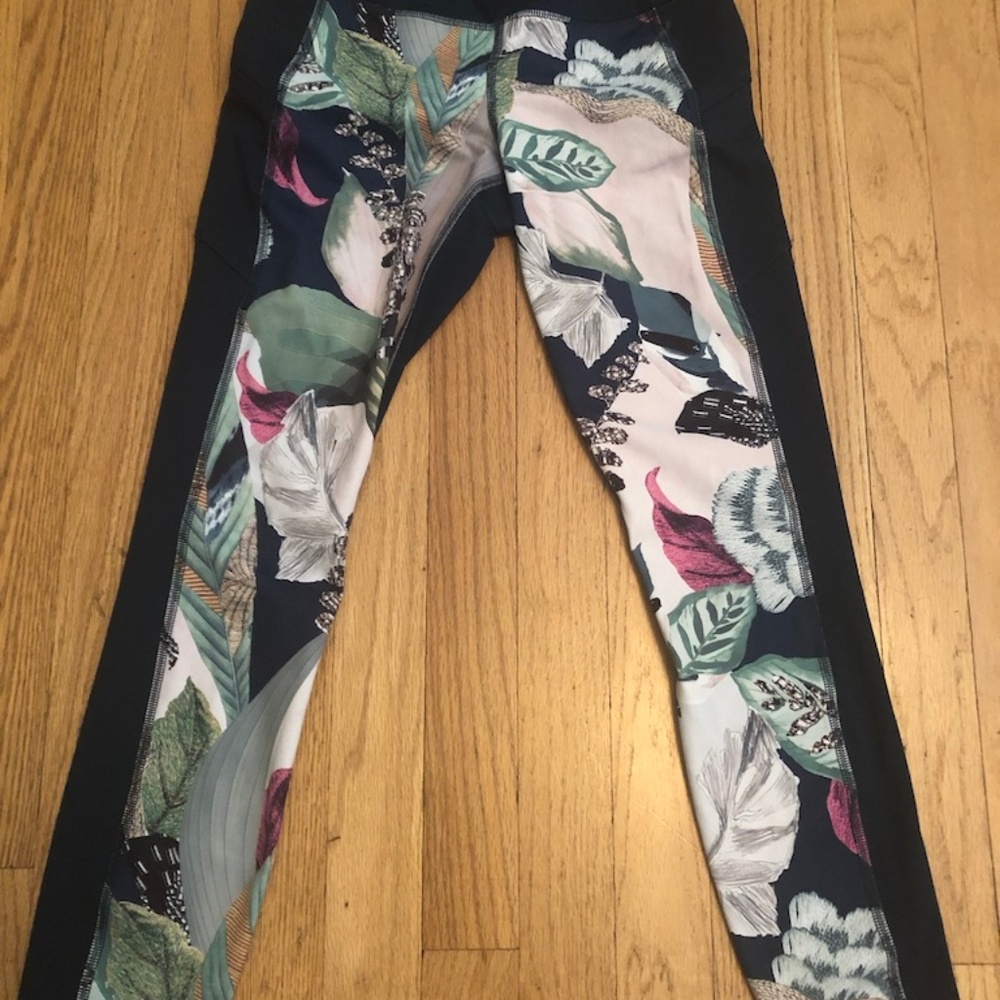 EUC - Athleta Blue Floral Workout Leggings size XS
